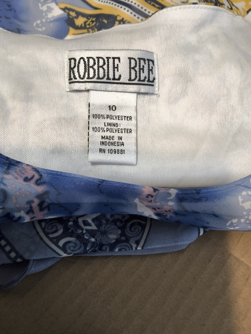 Robbie Bee Sleeveless Blue & Cream Paisley Hankercheif Midi Dress with Tie Waist - Picture 6 of 9